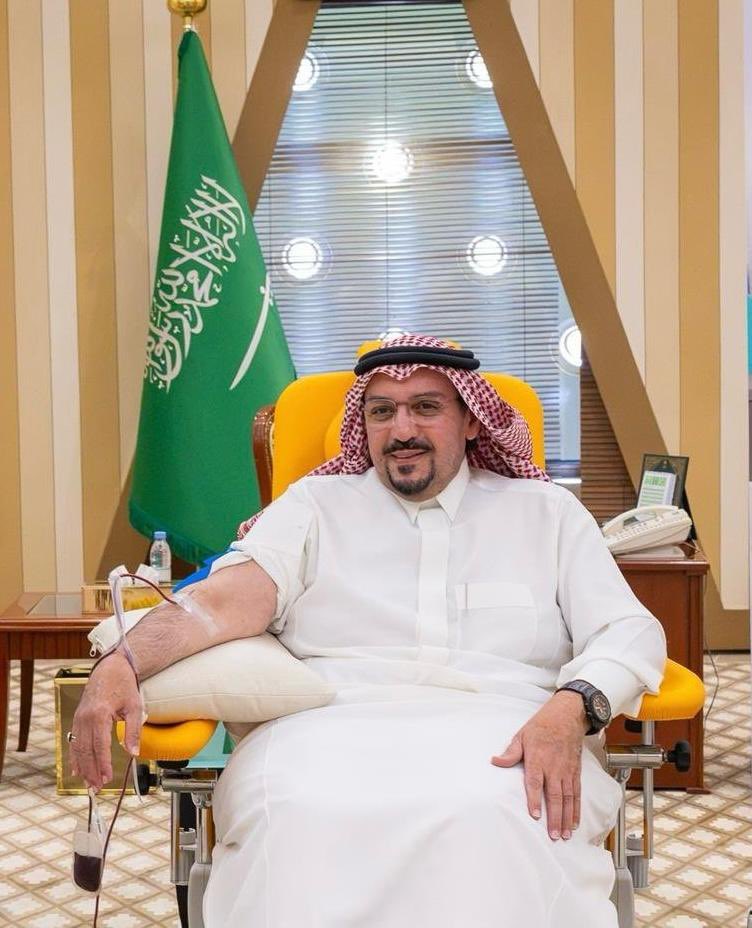 أمير منطقة القصيم يشارك في حملة ولي العهد للتبرع بالدم