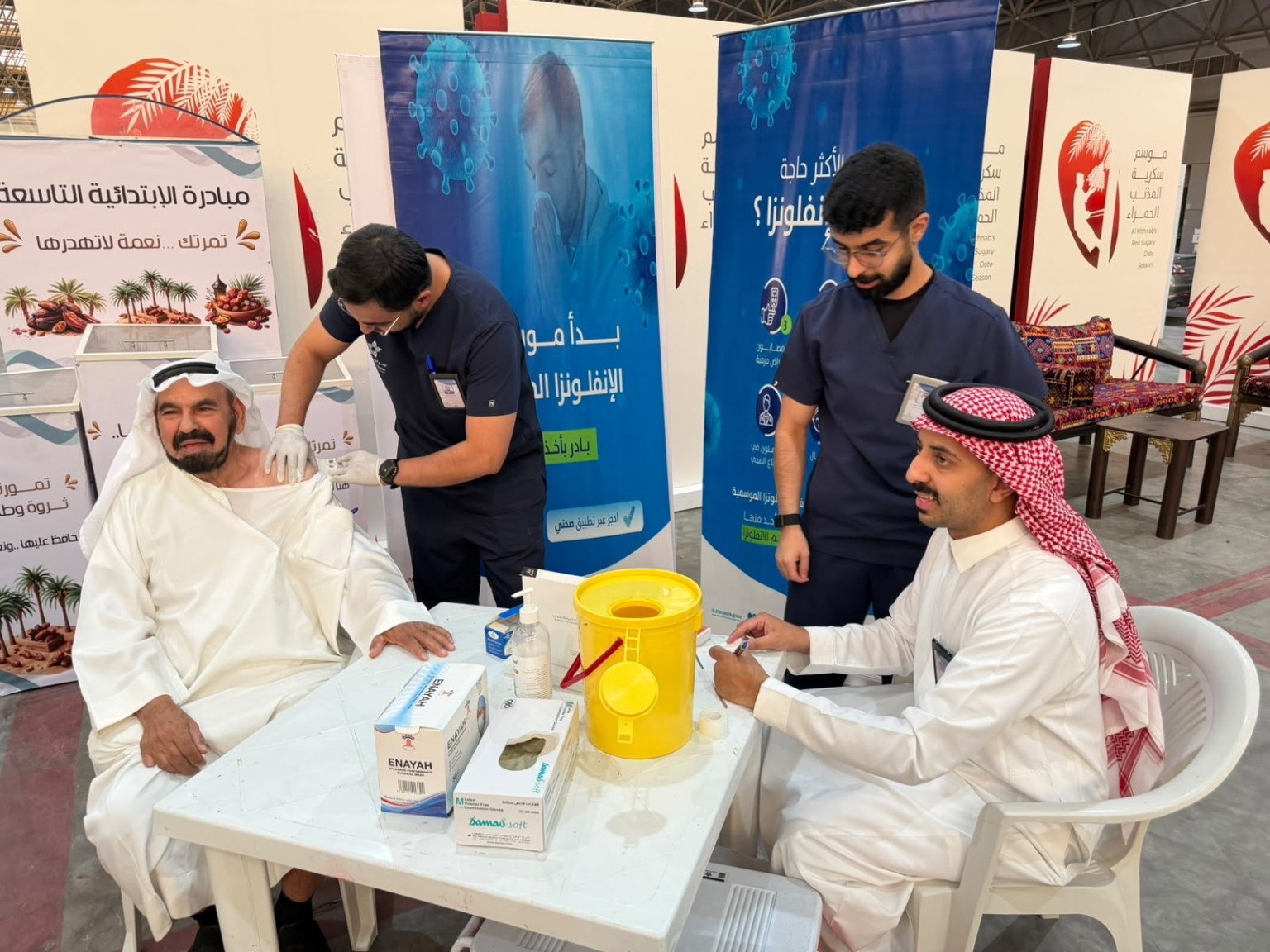 مستشفى المذنب العام يقدم لقاح الإنفلونزا الموسمية لزوار سوق التمور
