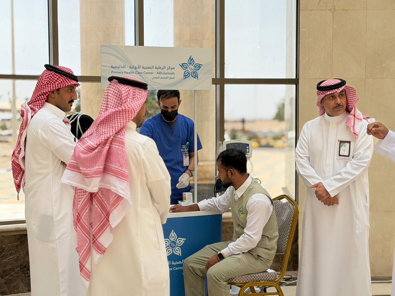 مستشفى رياض الخبراء ينفذ مبادرة توعوية للوقاية من الإجهاد الحراري وإصابات العمل